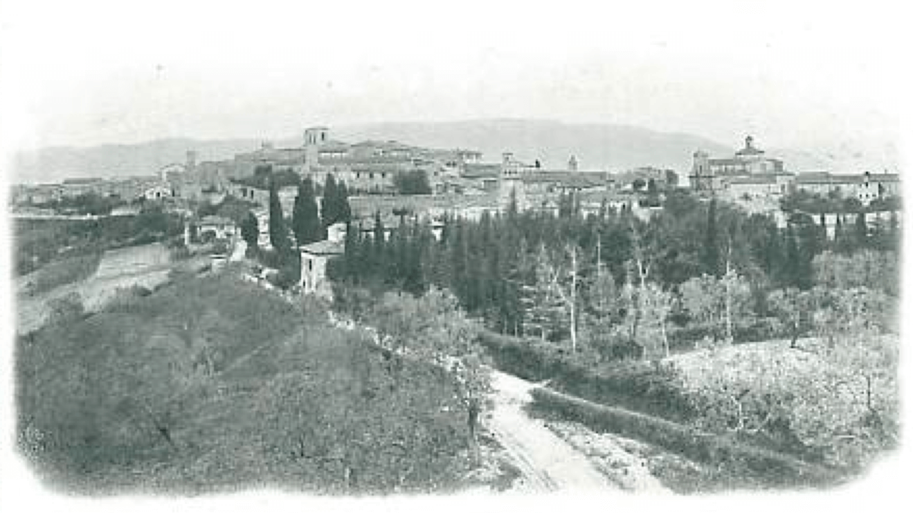 Storia - Montefalco 1910 - Panorama dal punto di vista che ispirò Benozzo Gozzoli per dipingerlo tra il 1450 e il 1452